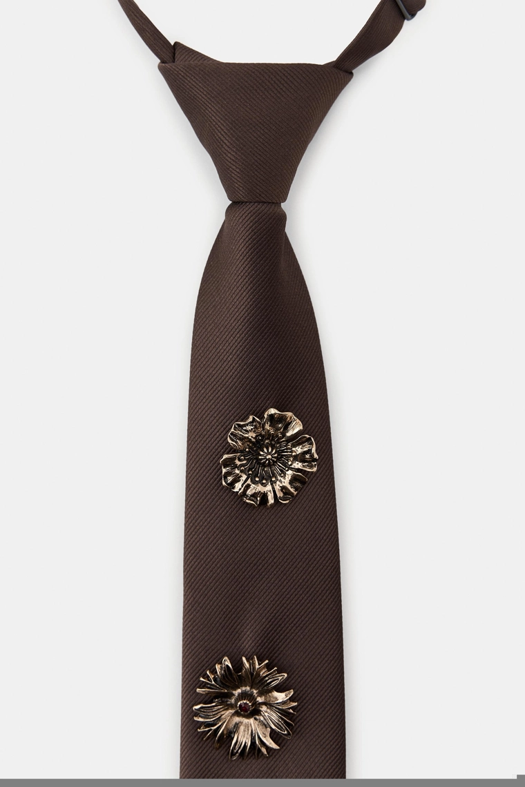 Узкий галстук с бабочкой и цветами-брошками