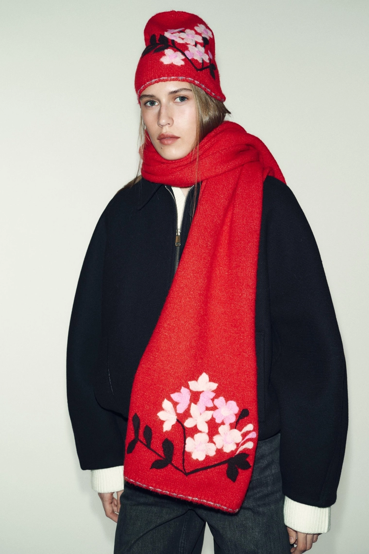 Вязанный шарф с контрастными цветами