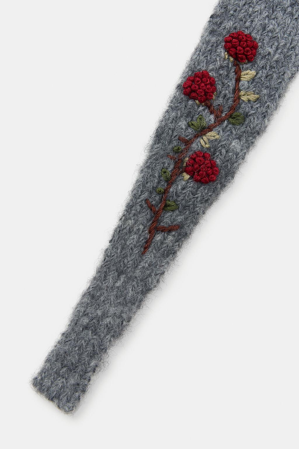 БАНДАНА ВЯЗАНАЯ С ЦВЕТОЧНОЙ ВЫШИВКОЙ