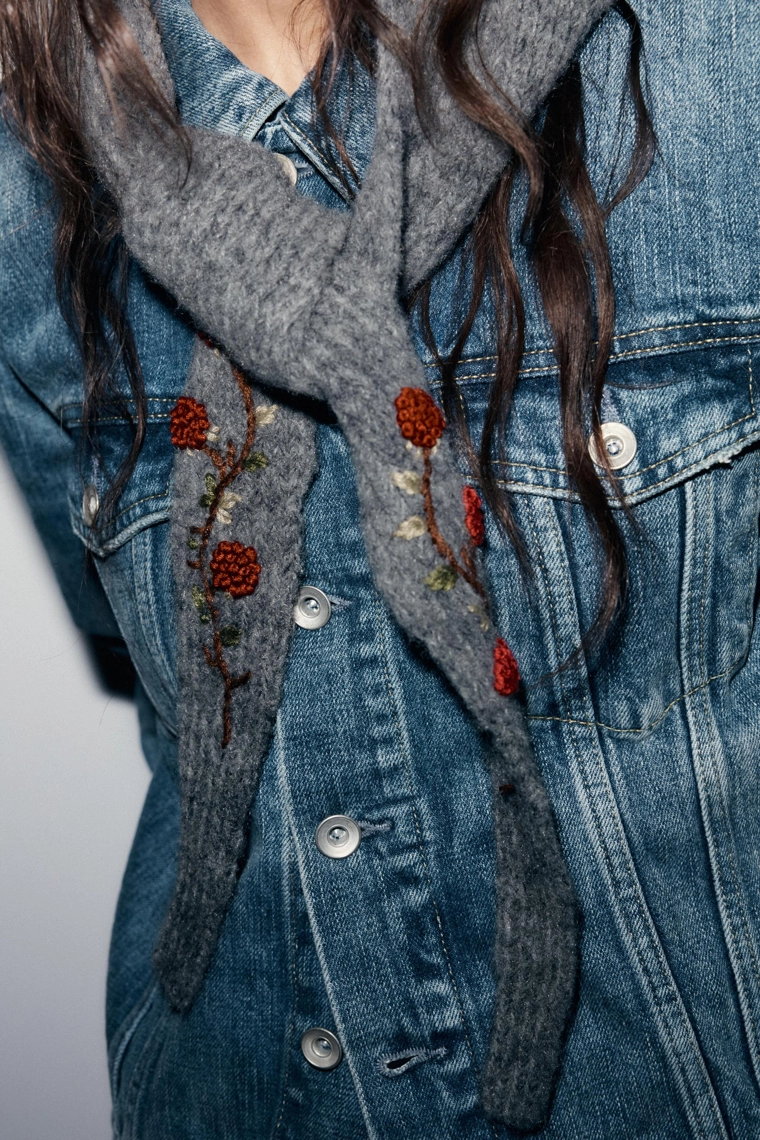 Вязаная бандана с накладными цветами