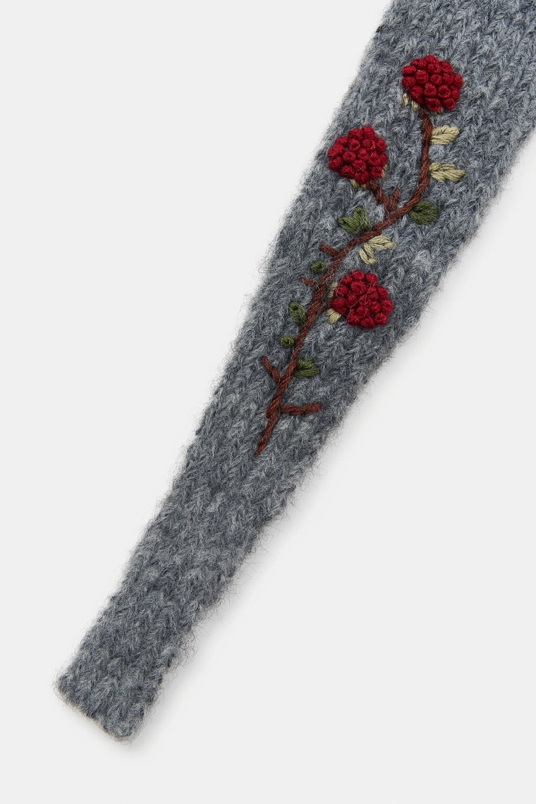 Вязаная бандана с накладными цветами