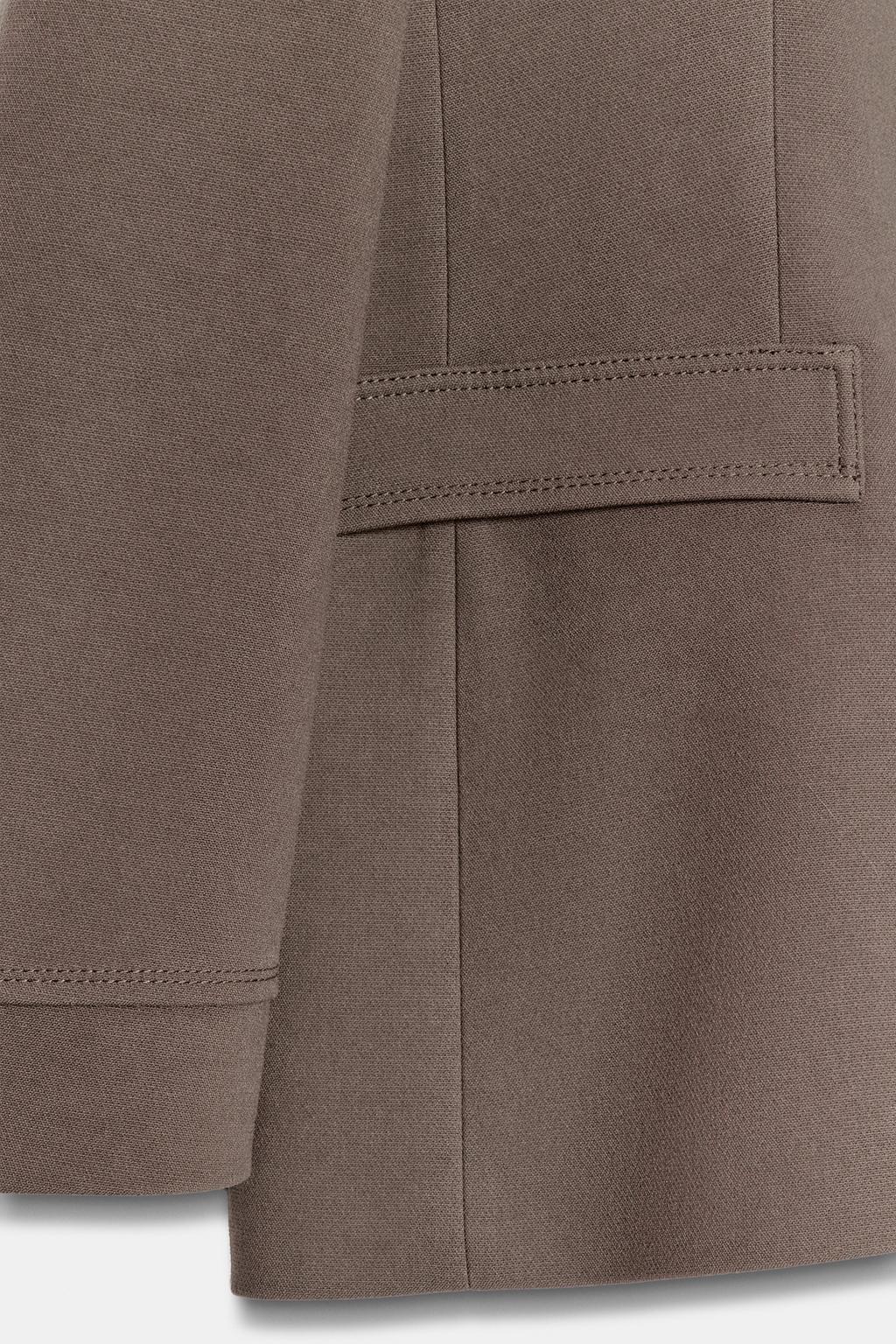 ДВУБОРТНЫЙ БЛЕЙЗЕР С ПОДПЛЕЧНИКАМИ