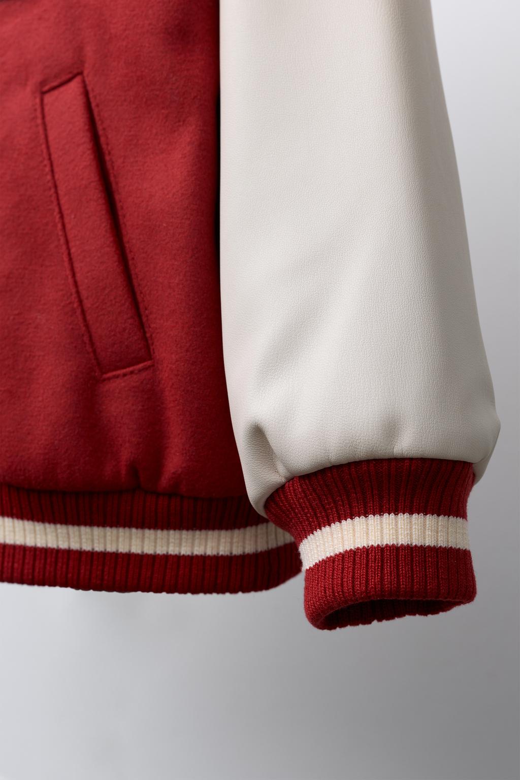 БОМБЕР ИЗ ТКАНИ С РУКАВАМИ ИЗ ИСКУССТВЕННОЙ КОЖИ И НАШИВКАМИ