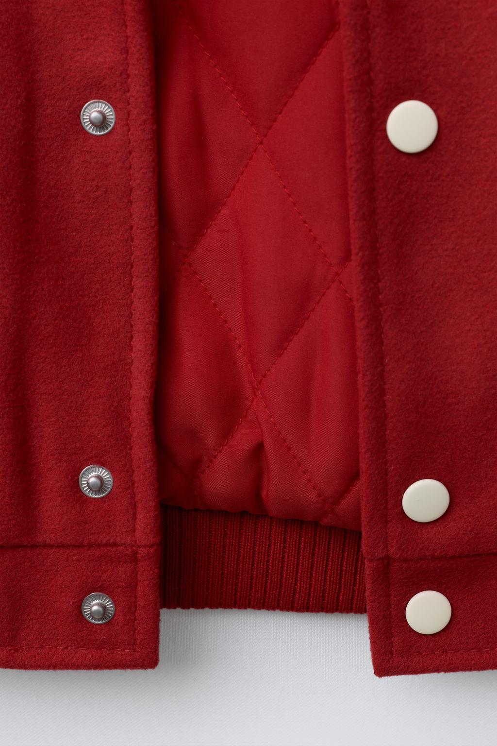 БОМБЕР ИЗ ТКАНИ С РУКАВАМИ ИЗ ИСКУССТВЕННОЙ КОЖИ И НАШИВКАМИ