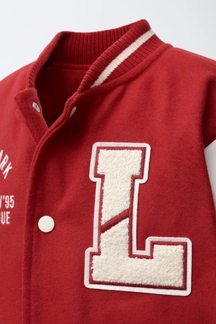 Бомбер из ткани с рукавами из искусственной кожи и нашивками- Заказать в России