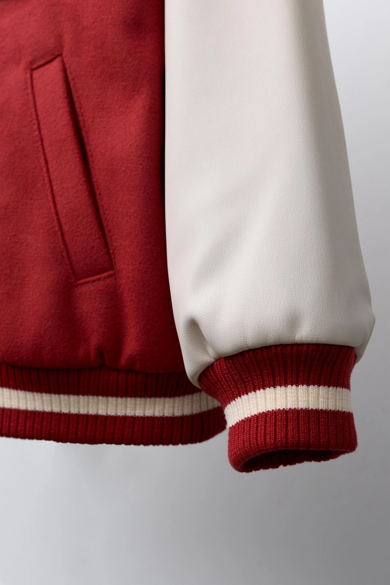 Бомбер с кожаными рукавами и нашивками