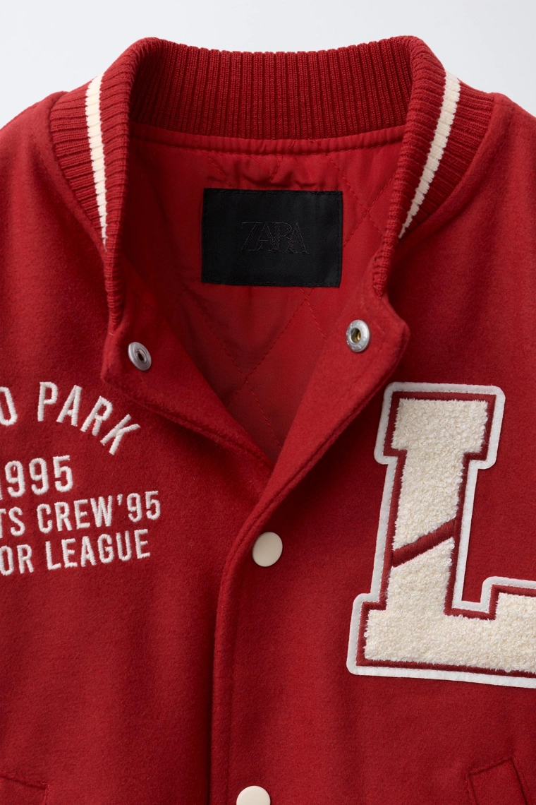 Бомбер с кожаными рукавами и нашивками