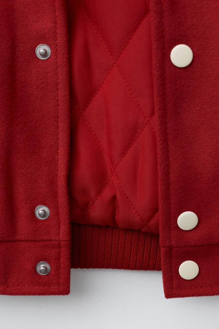 Бомбер с кожаными рукавами и нашивками