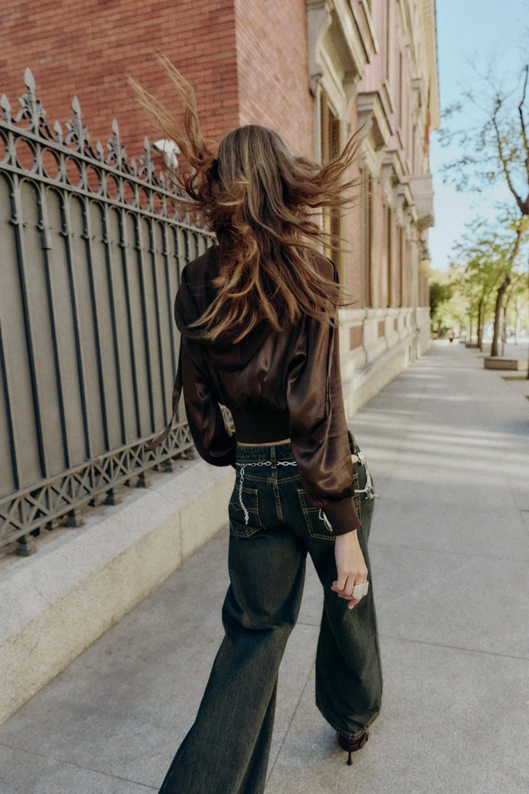 Рубашка с капюшоном из атласа с контрастной отделкой