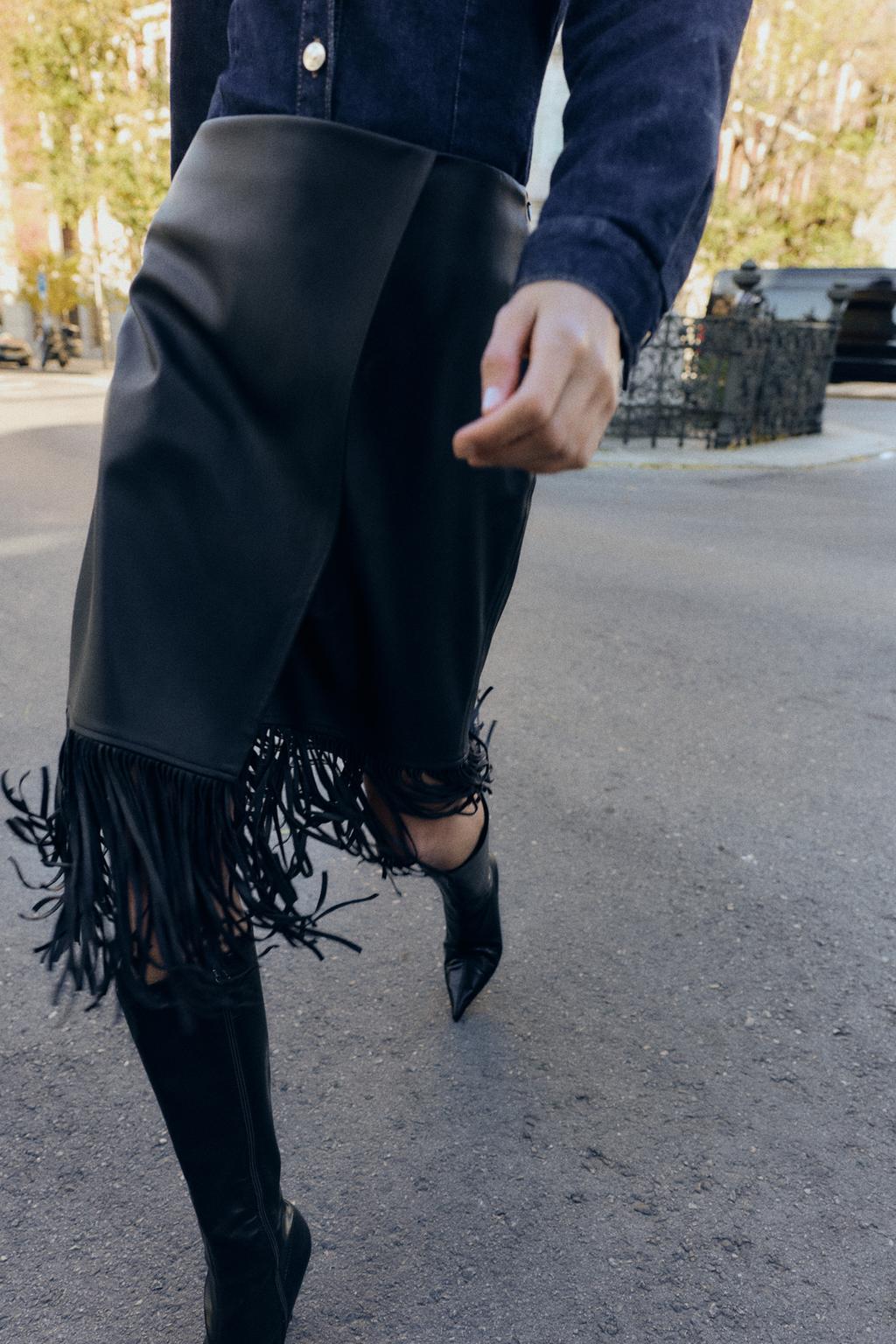 ЮБКА МИДИ ИЗ ИСКУССТВЕННОЙ КОЖИ С БАХРОМОЙ