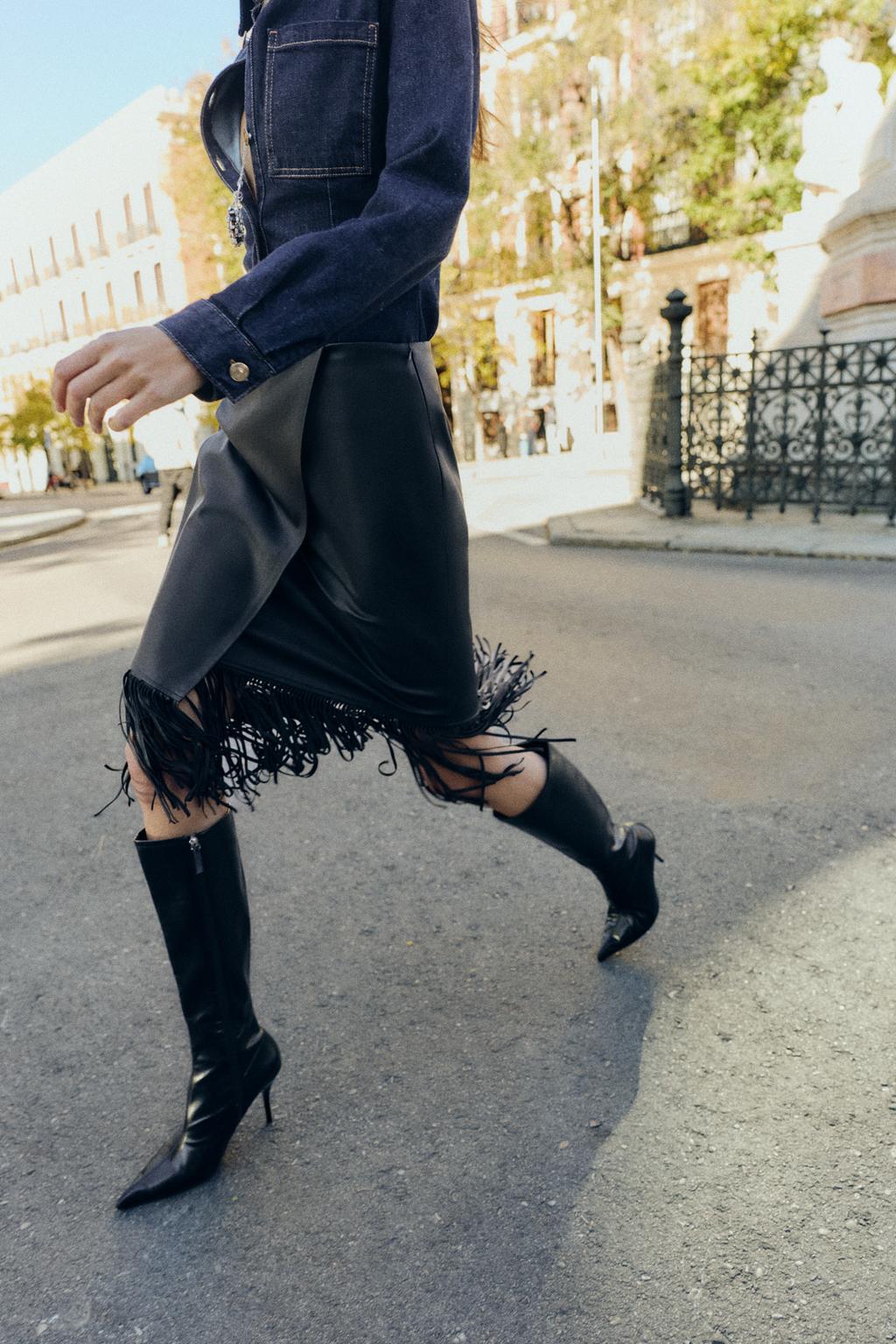 ЮБКА МИДИ ИЗ ИСКУССТВЕННОЙ КОЖИ С БАХРОМОЙ