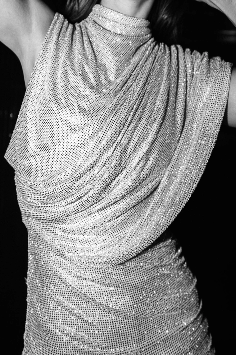 Короткое платье из сетки с эффектом плаща из стразов