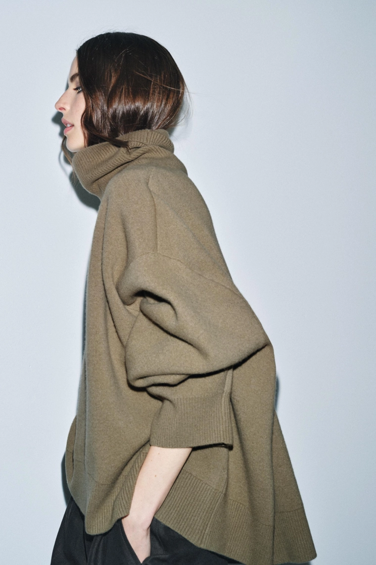 Объемный свитер из шерстяно-синтетической смеси