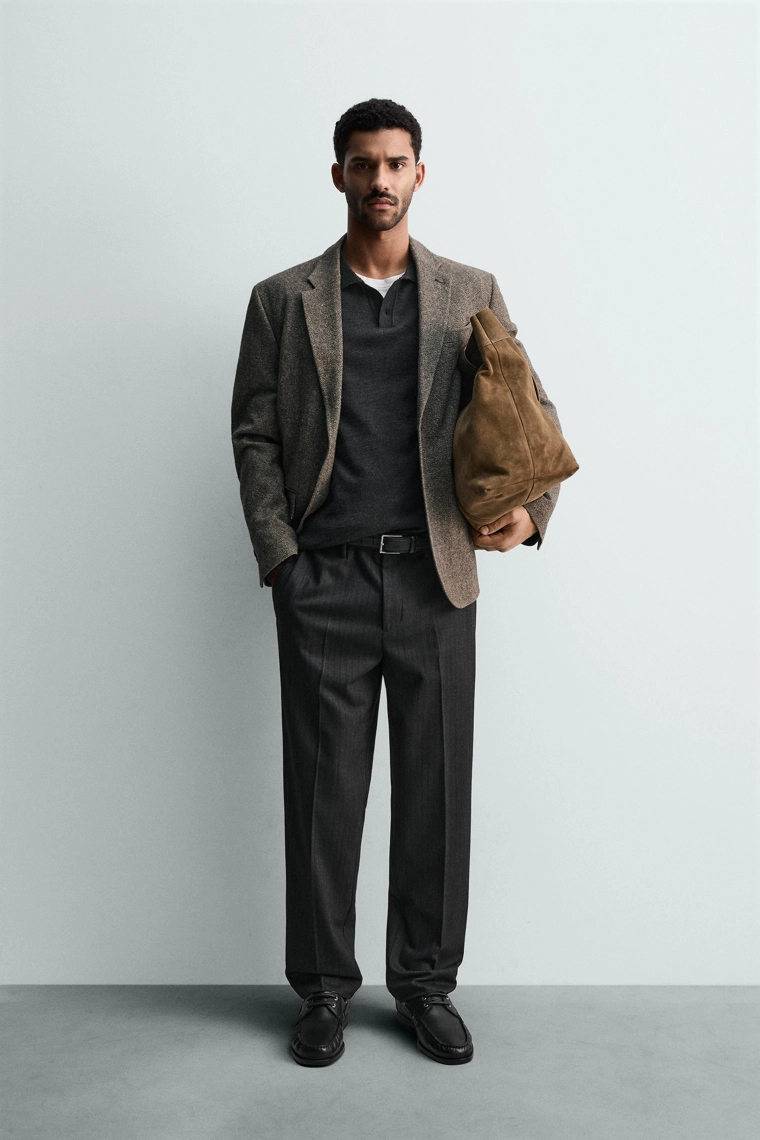 Брюки из вискозного текстиля с рисунком зигзаг.