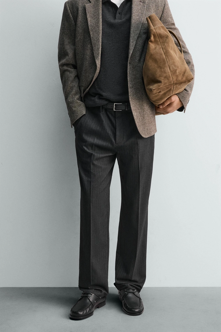 Брюки из вискозного текстиля с рисунком зигзаг.