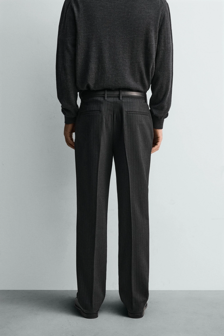 Брюки из вискозного текстиля с рисунком зигзаг.