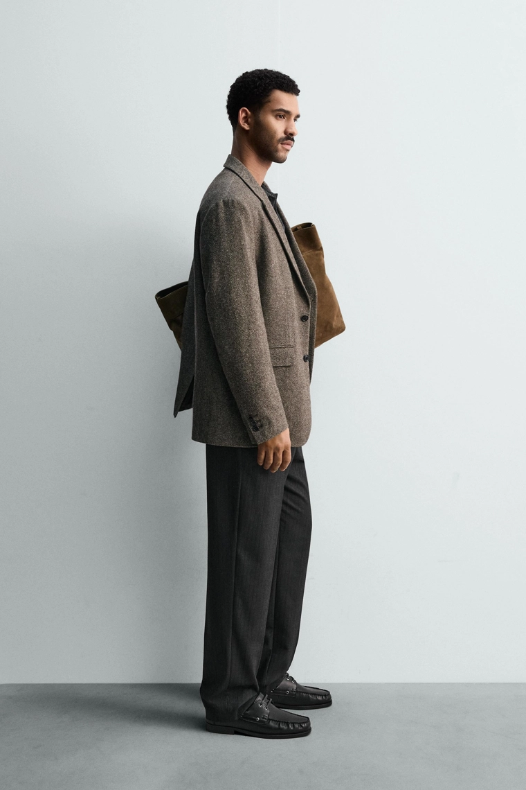 Брюки из вискозного текстиля с рисунком зигзаг.