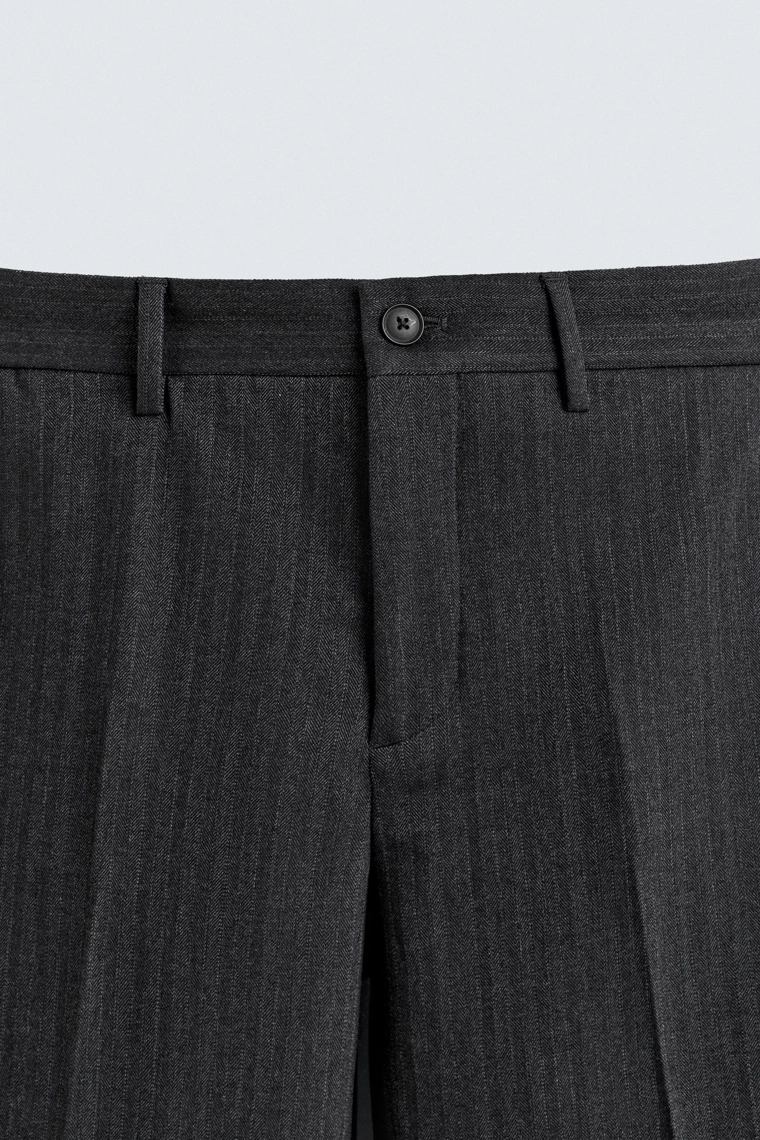 Брюки из вискозного текстиля с рисунком зигзаг.