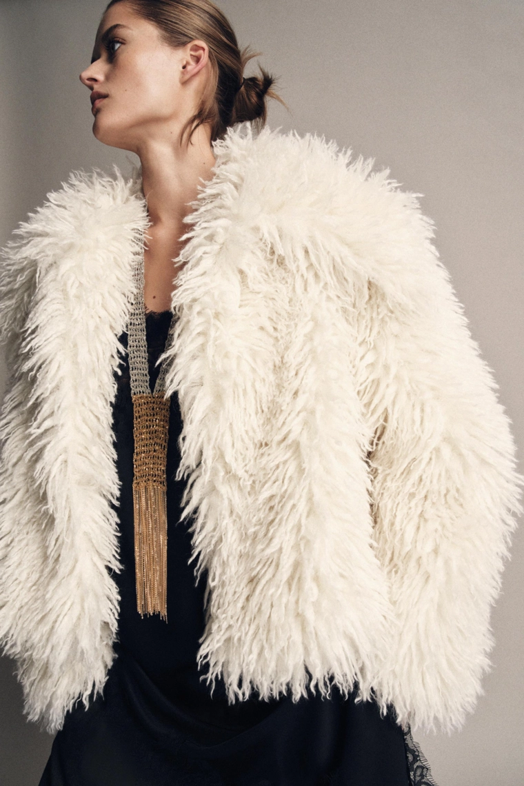 Контрастное колье с бахромой