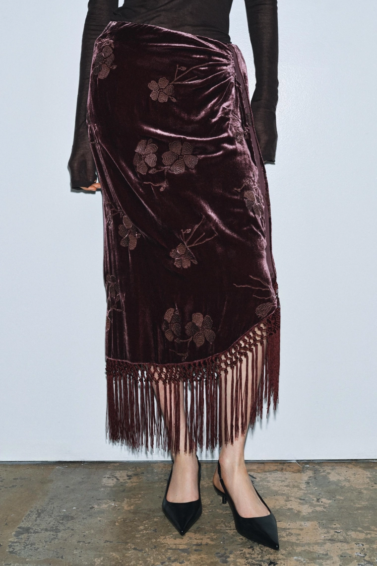 Юбка с вышитыми цветами из бархата с завязкой