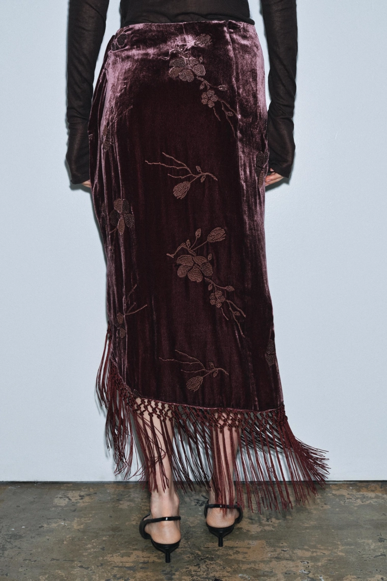 Юбка с вышитыми цветами из бархата с завязкой