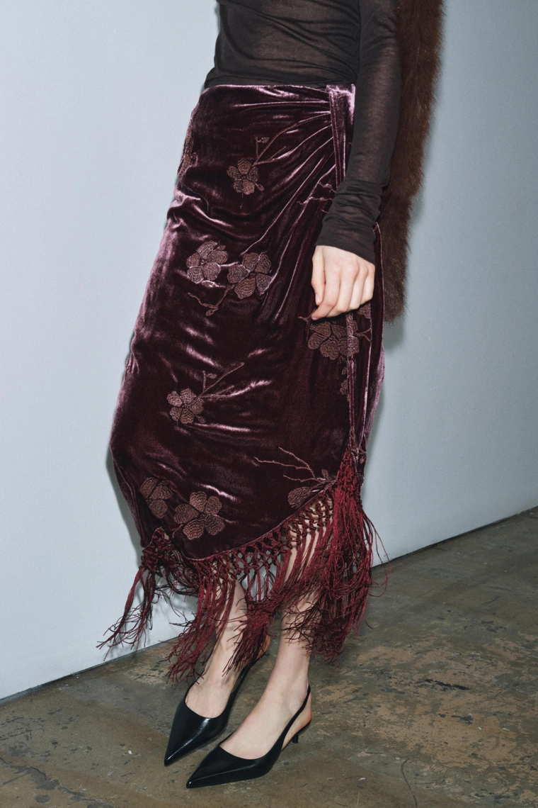 Юбка с вышитыми цветами из бархата с завязкой