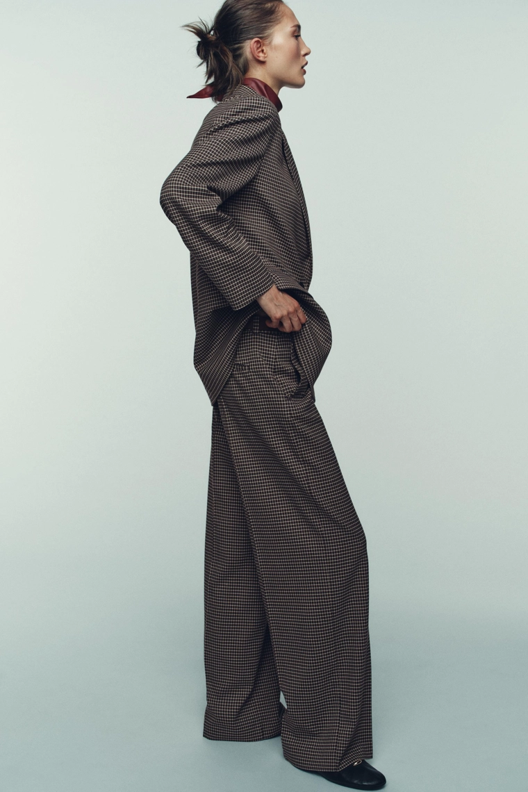 Прямые брюки с клетчатым узором и ремнем