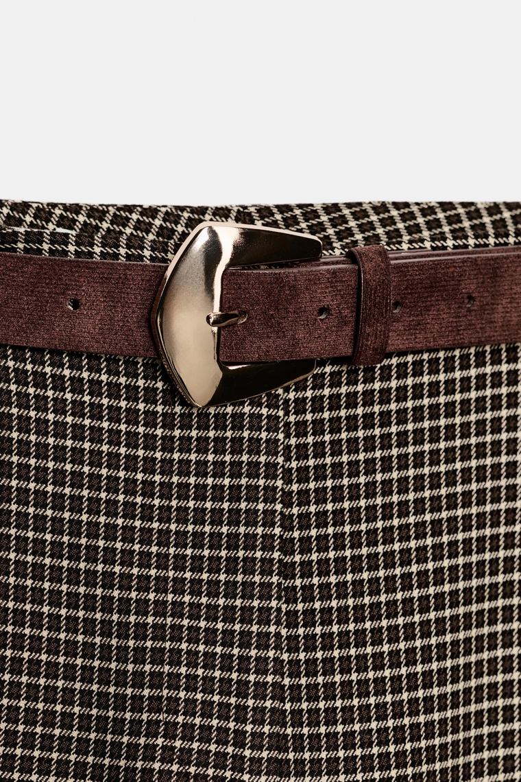 Прямые брюки с клетчатым узором и ремнем