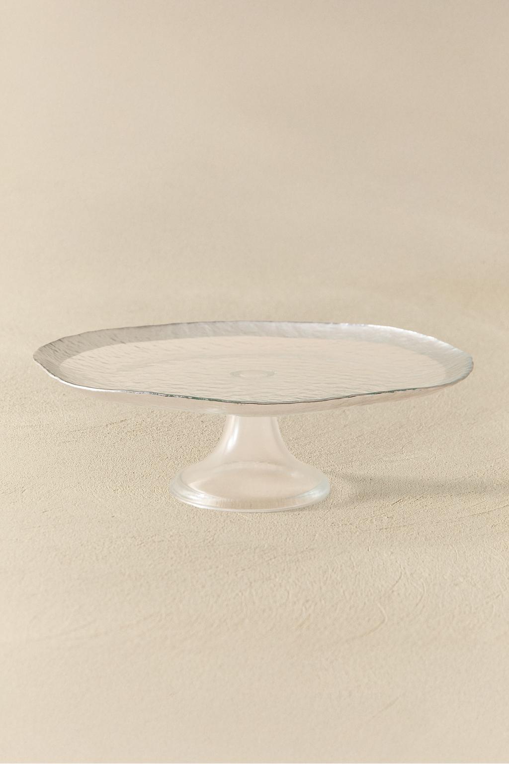 Поднесенное стеклянное блюдо с серебристым ободом