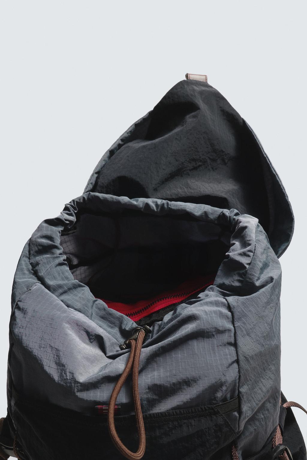 РЮКЗАК ИЗ ВЫСОКОТЕХНОЛОГИЧНОЙ ТКАНИ С ДЕТАЛЯМИ ИЗ КОЖИ AARON LEVINE X ZARA