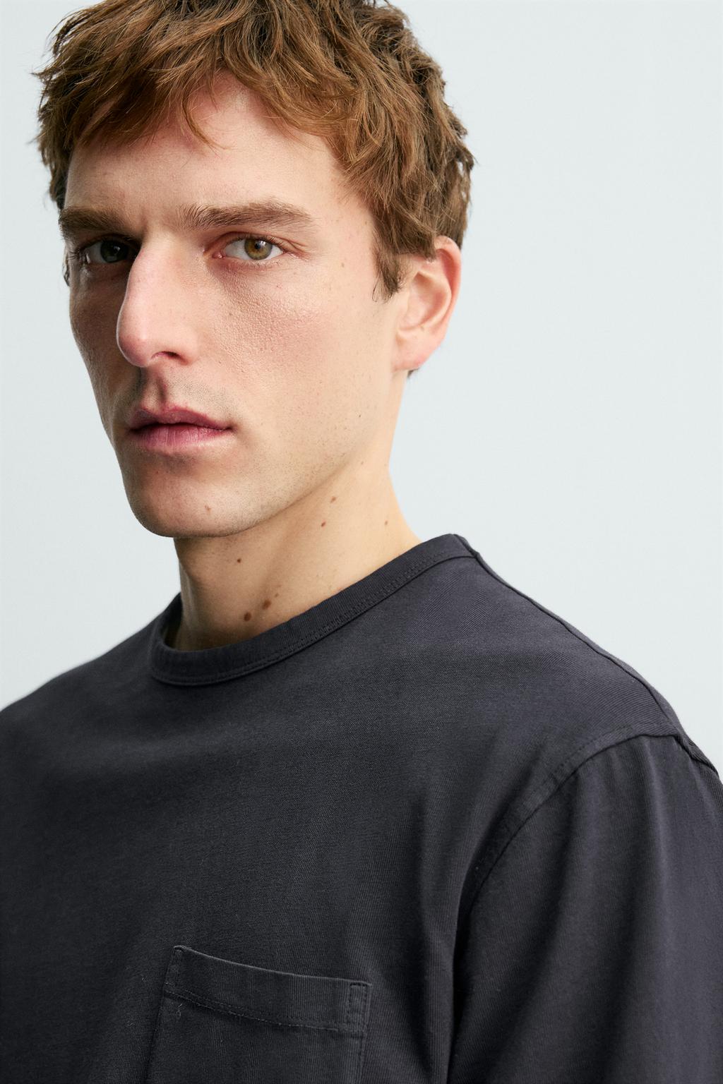 ФУТБОЛКА С КАРМАНОМ AARON LEVINE X ZARA