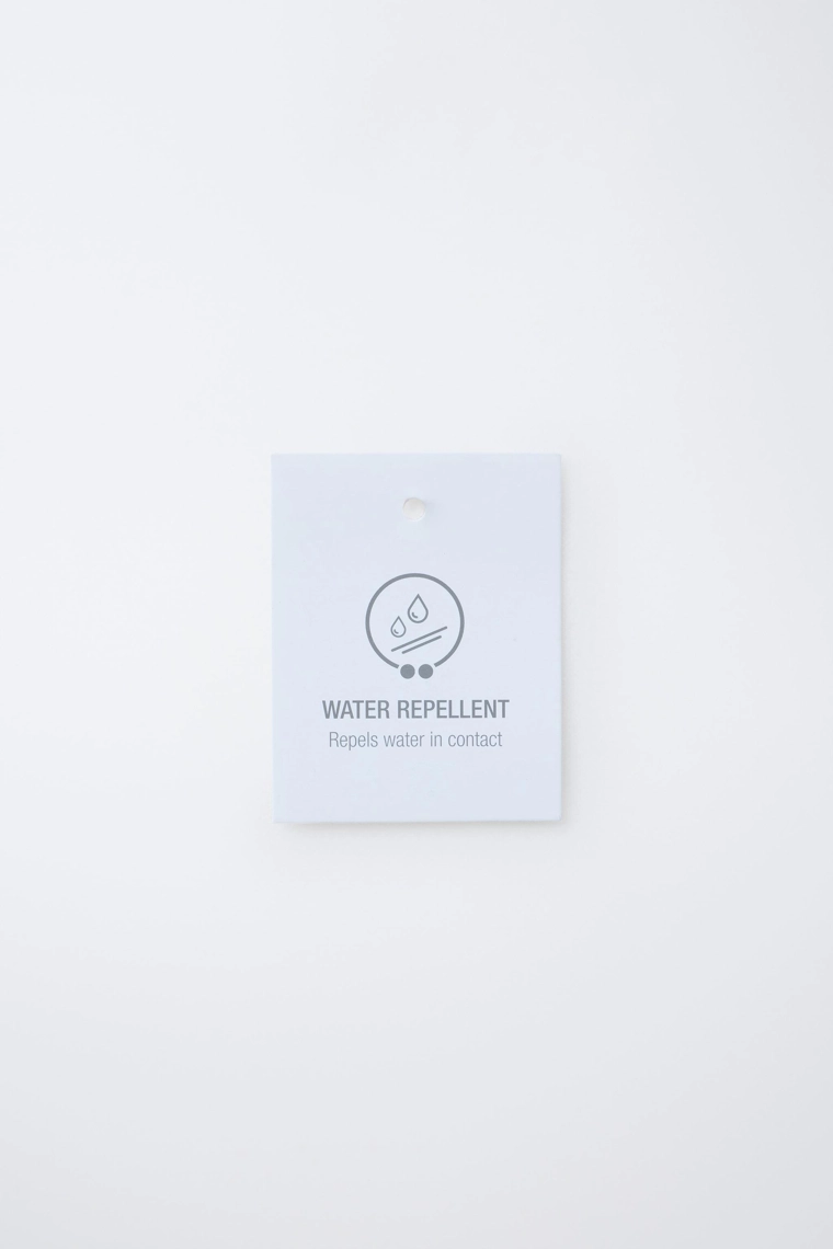 Пуховик с меткой и водоотталкивающим покрытием