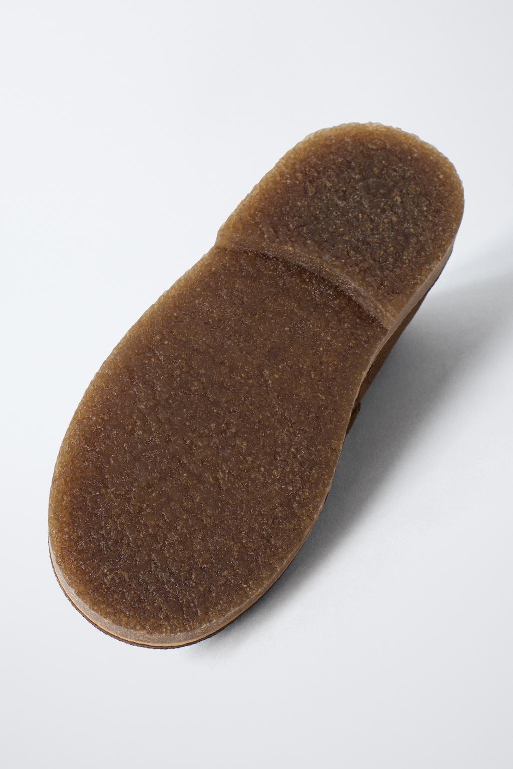 КОЖАНЫЕ ТУФЛИ С РЕМЕШКОМ В ВИДЕ БУКВЫ Т