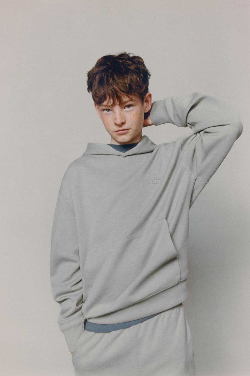 Костюм с капюшоном и брюками с вышивкой и текстурами