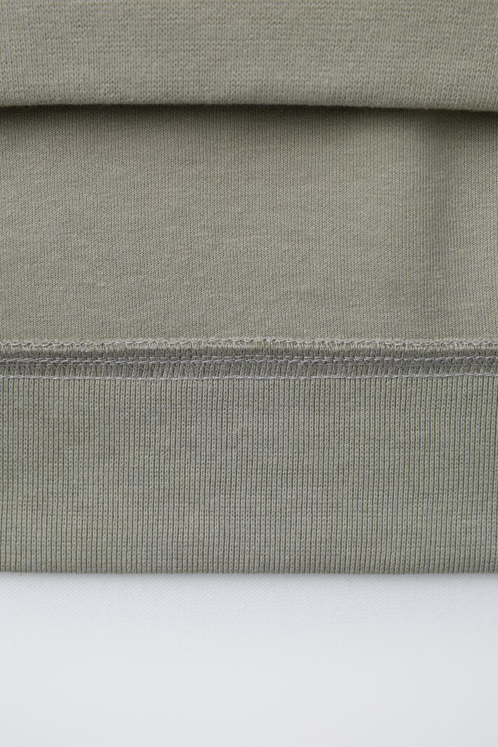 Костюм с капюшоном и брюками с вышивкой и текстурами