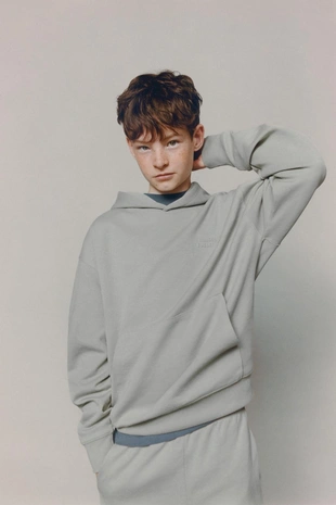 Костюм с капюшоном и брюками с вышивкой и текстурами