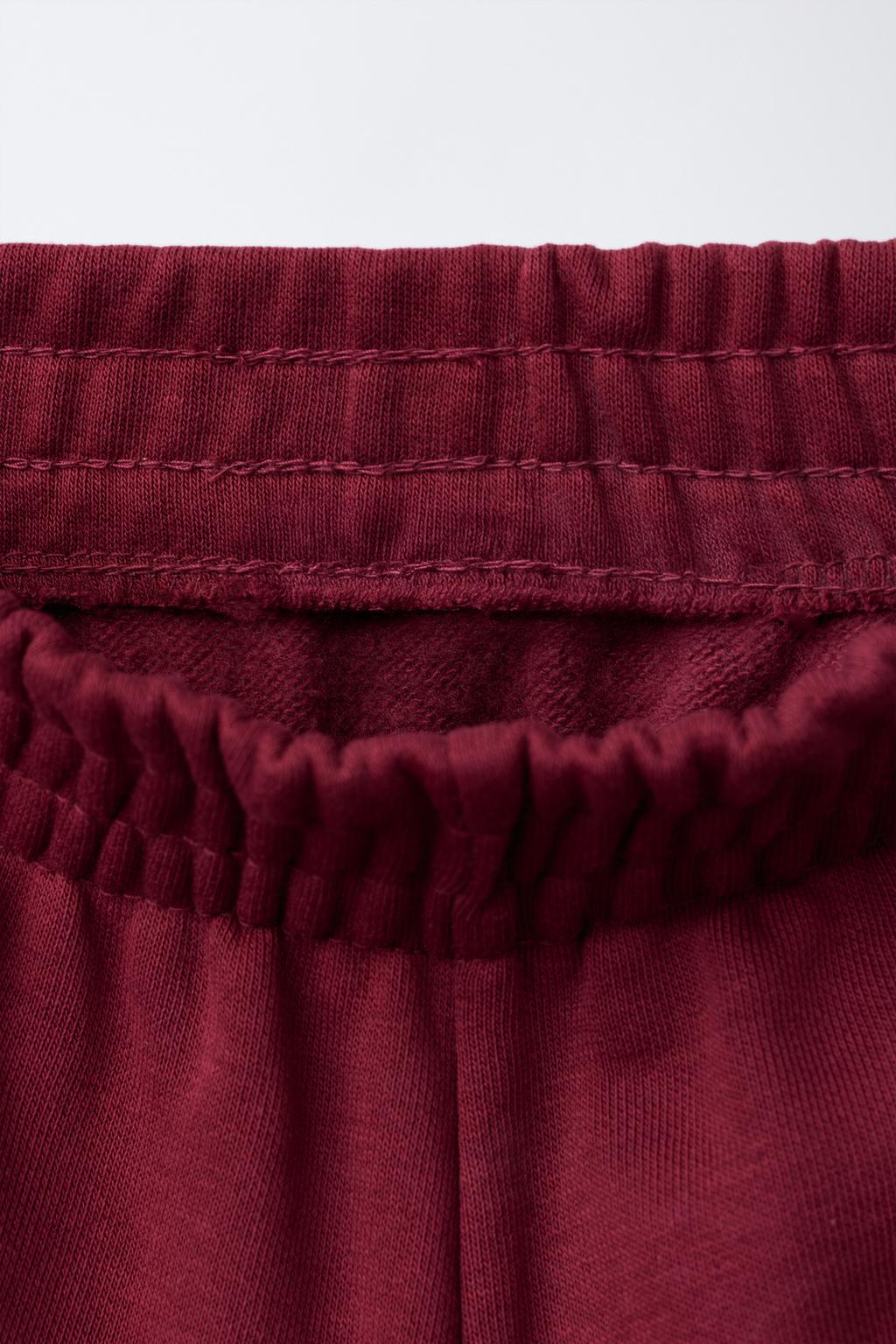 БРЮКИ-ДЖОГГЕРЫ ИЗ МЯГКОЙ ТКАНИ С ТЕКСТОМ