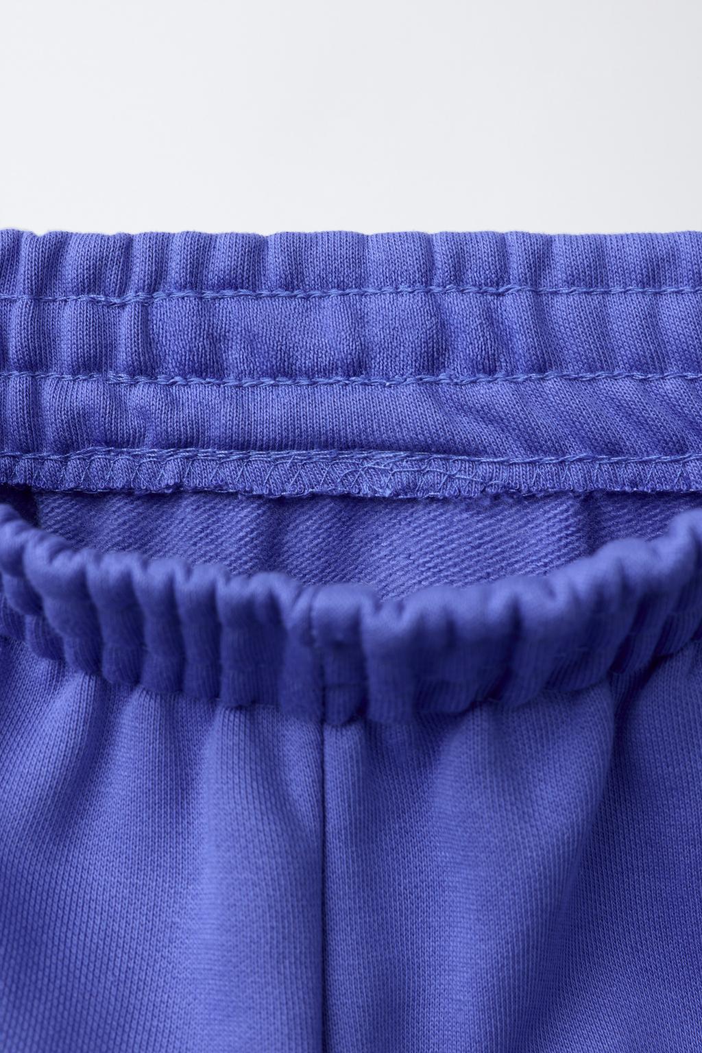 БРЮКИ-ДЖОГГЕРЫ ИЗ МЯГКОЙ ТКАНИ С ТЕКСТОМ