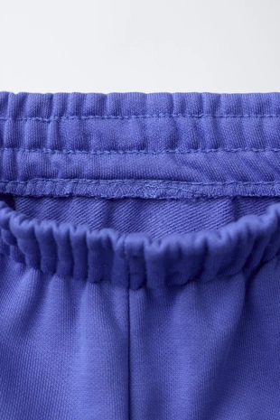 Брюки-джоггеры из мягкой ткани с текстом- Заказать в России