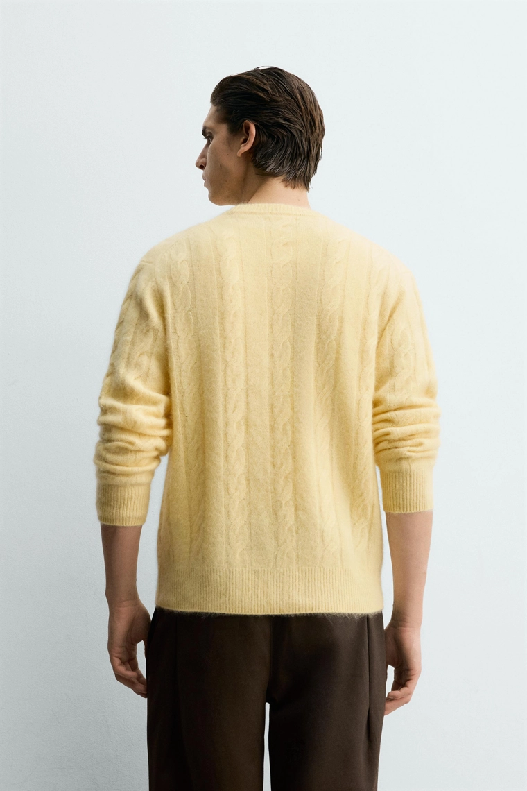 Теплый вязаный свитер с косами и плетеной текстурой