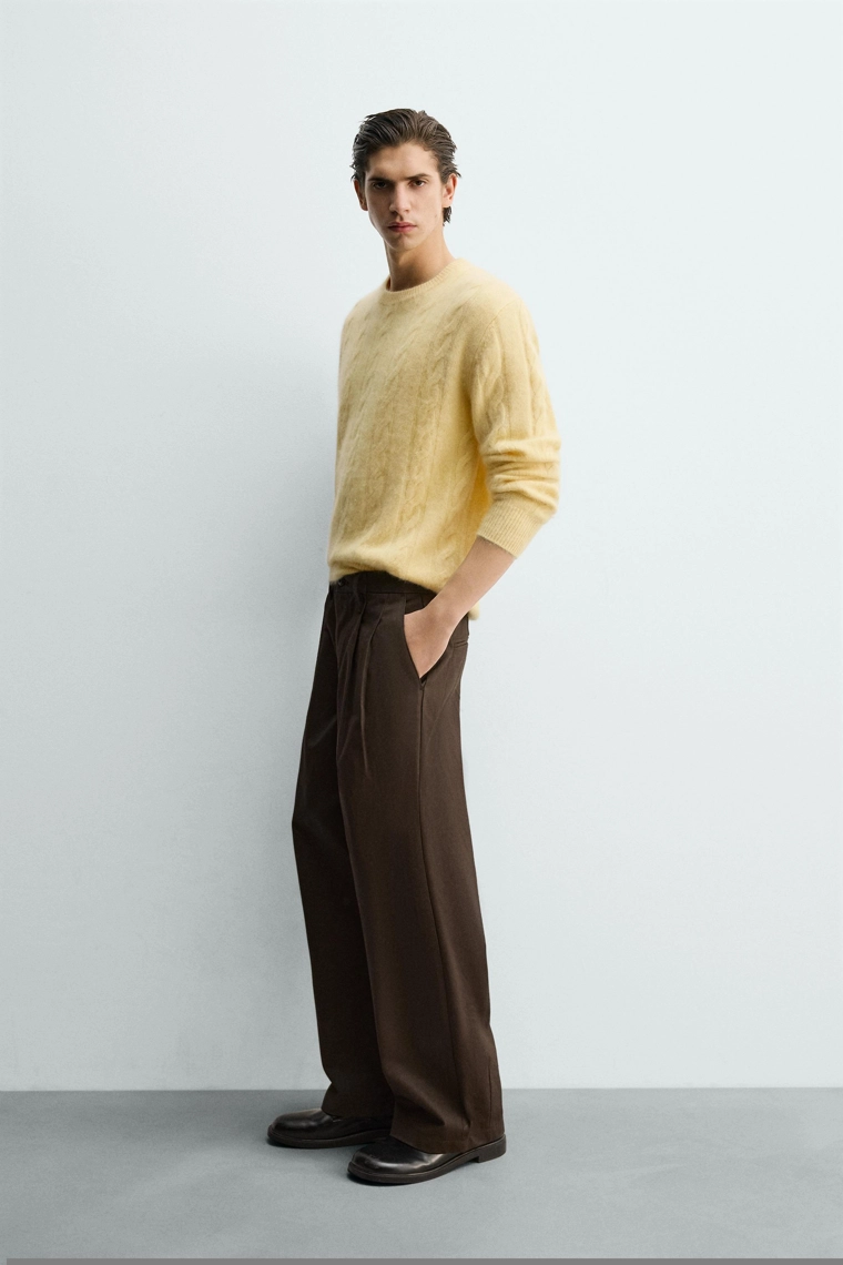 Теплый вязаный свитер с косами и плетеной текстурой