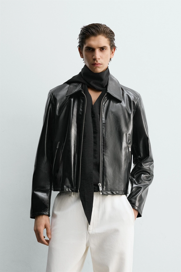 Кожаная куртка с блестящей отделкой