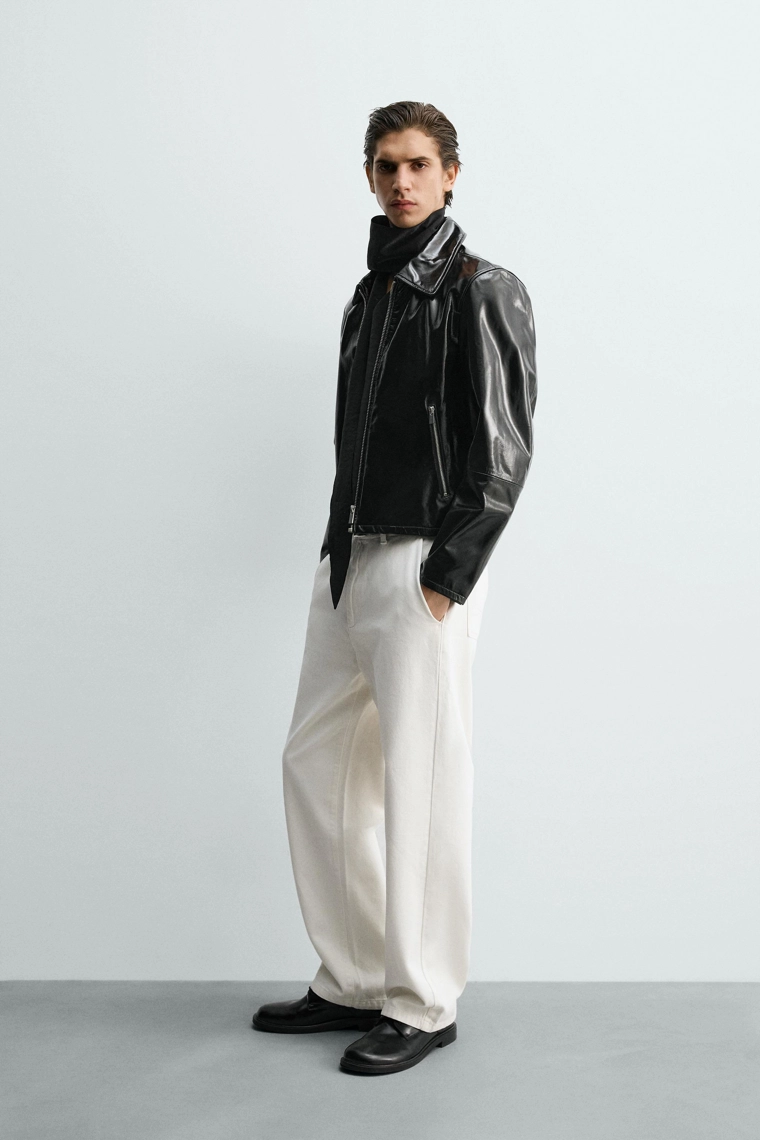 Кожаная куртка с блестящей отделкой