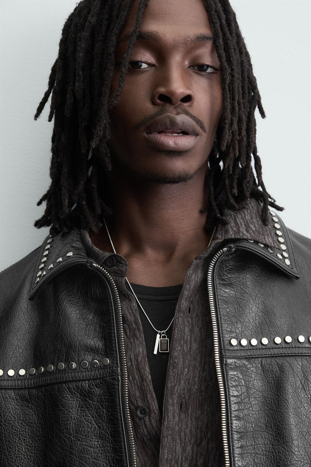 КОЖАНАЯ КУРТКА С ЗАКЛЕПКАМИ