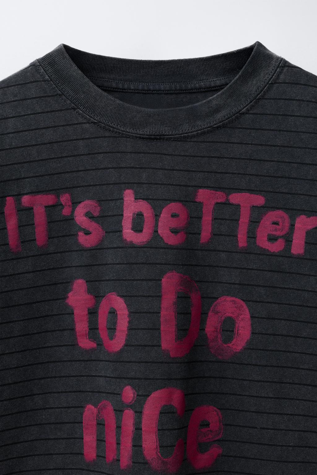 ФУТБОЛКА С ЭФФЕКТОМ ПОТЕРТОСТИ, ПОЛОСКАМИ И НАДПИСЬЮ