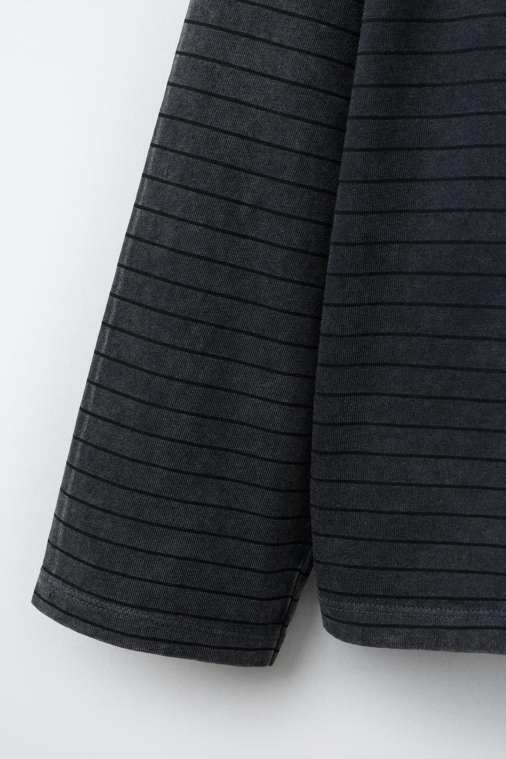 ФУТБОЛКА С ЭФФЕКТОМ ПОТЕРТОСТИ, ПОЛОСКАМИ И НАДПИСЬЮ