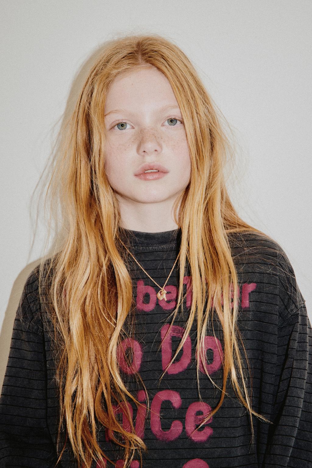 ФУТБОЛКА С ЭФФЕКТОМ ПОТЕРТОСТИ, ПОЛОСКАМИ И НАДПИСЬЮ