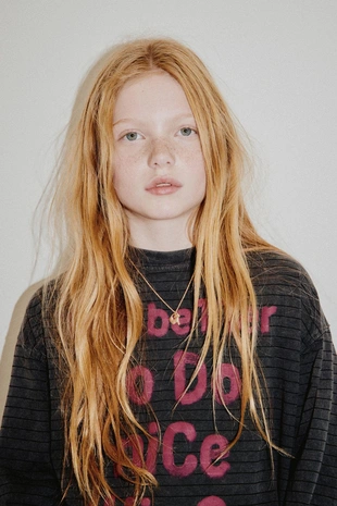 Футболка с эффектом потертости, полосками и надписью- Заказать в России