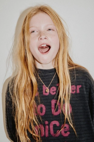 Футболка с эффектом потертости, полосками и надписью- Заказать в России