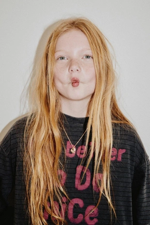 Футболка с эффектом потертости, полосками и надписью- Заказать в России